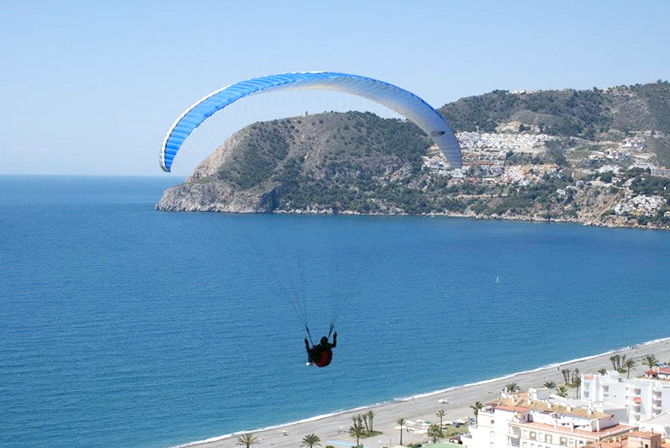 Herido un parapentista tras sufrir una caída en la playa de La Herradura